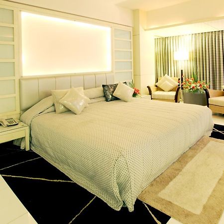 Peninsula Grand Hotel Мумбай Стая снимка