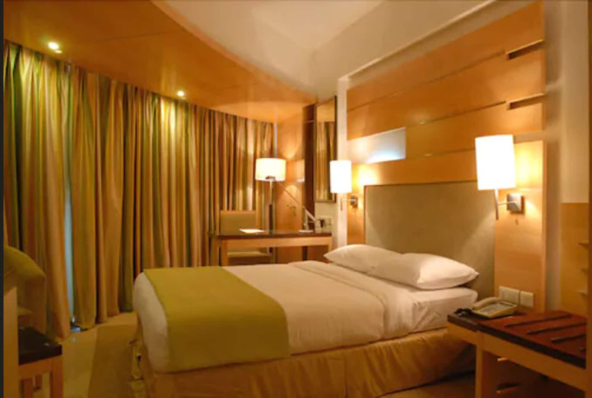Peninsula Grand Hotel Мумбай Екстериор снимка