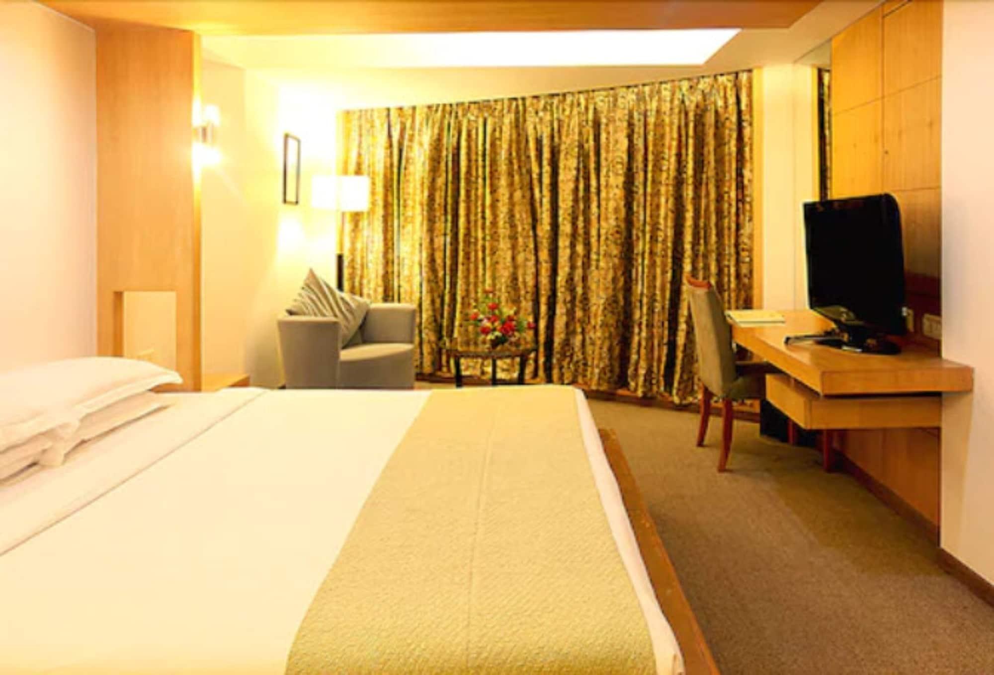 Peninsula Grand Hotel Мумбай Екстериор снимка
