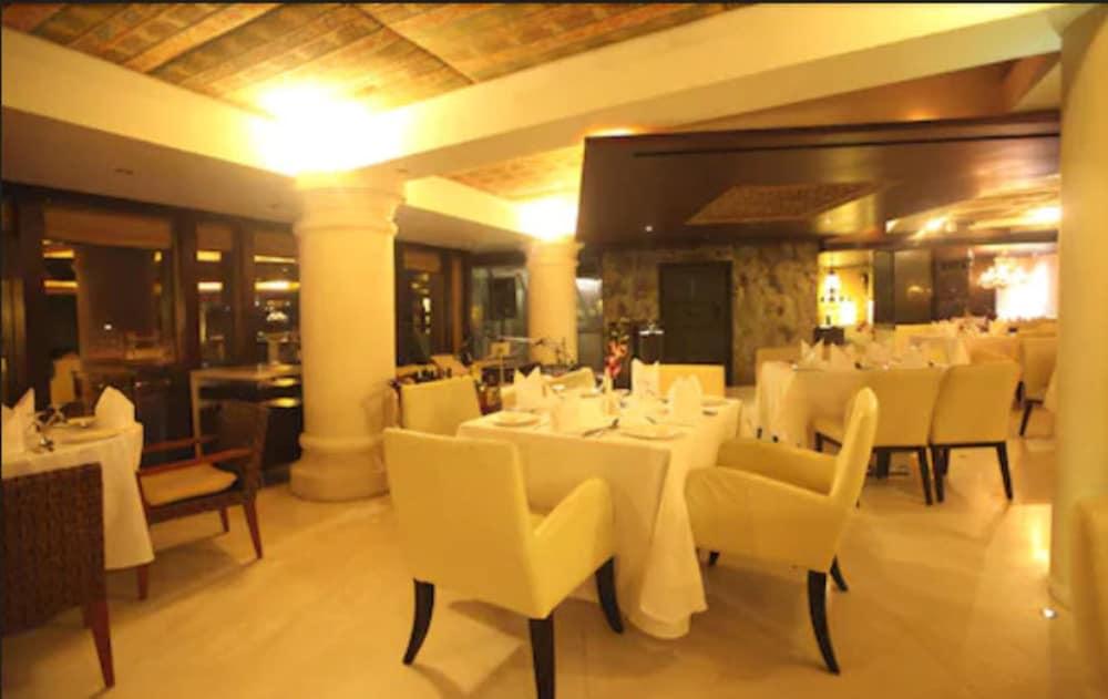 Peninsula Grand Hotel Мумбай Екстериор снимка