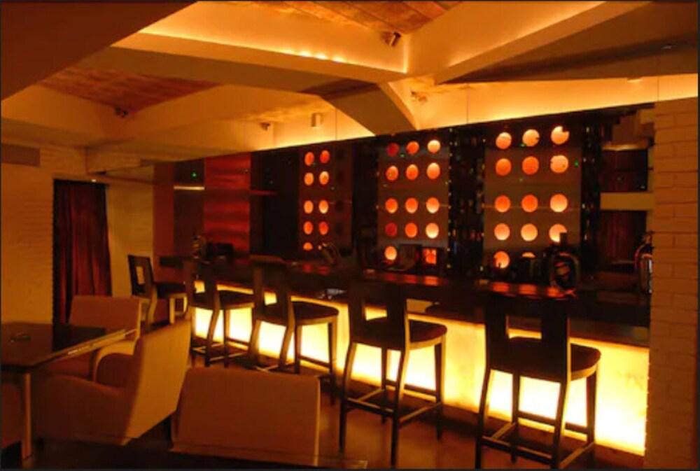 Peninsula Grand Hotel Мумбай Екстериор снимка