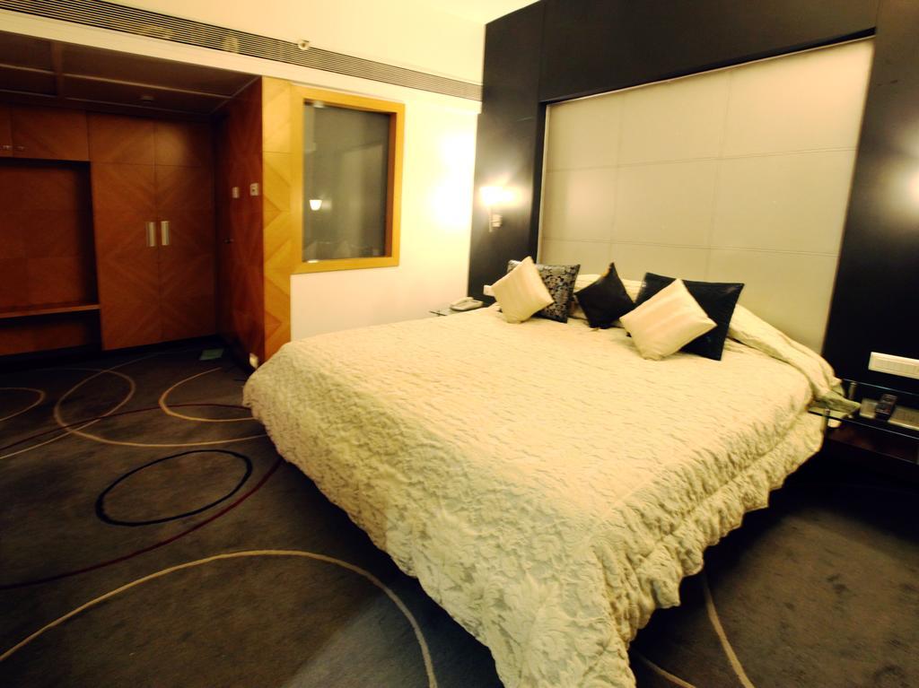 Peninsula Grand Hotel Мумбай Екстериор снимка