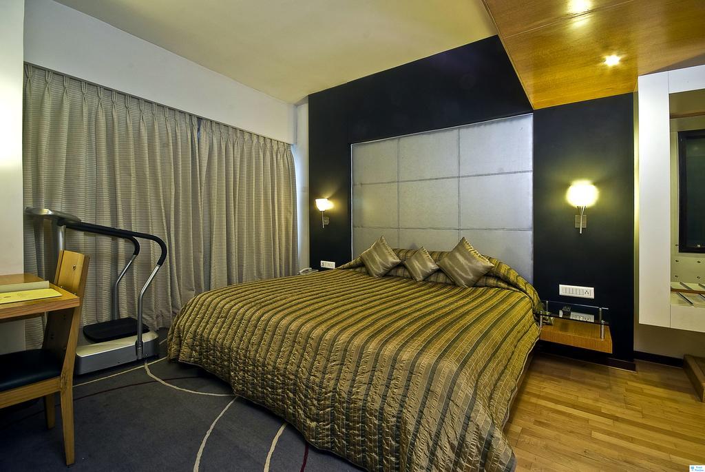Peninsula Grand Hotel Мумбай Екстериор снимка