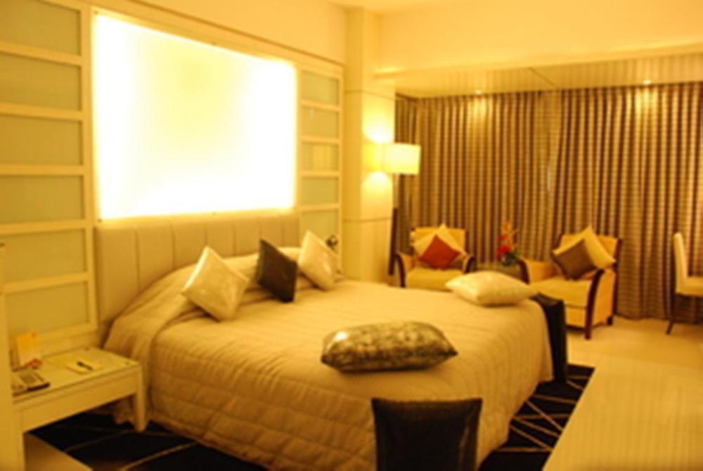 Peninsula Grand Hotel Мумбай Стая снимка